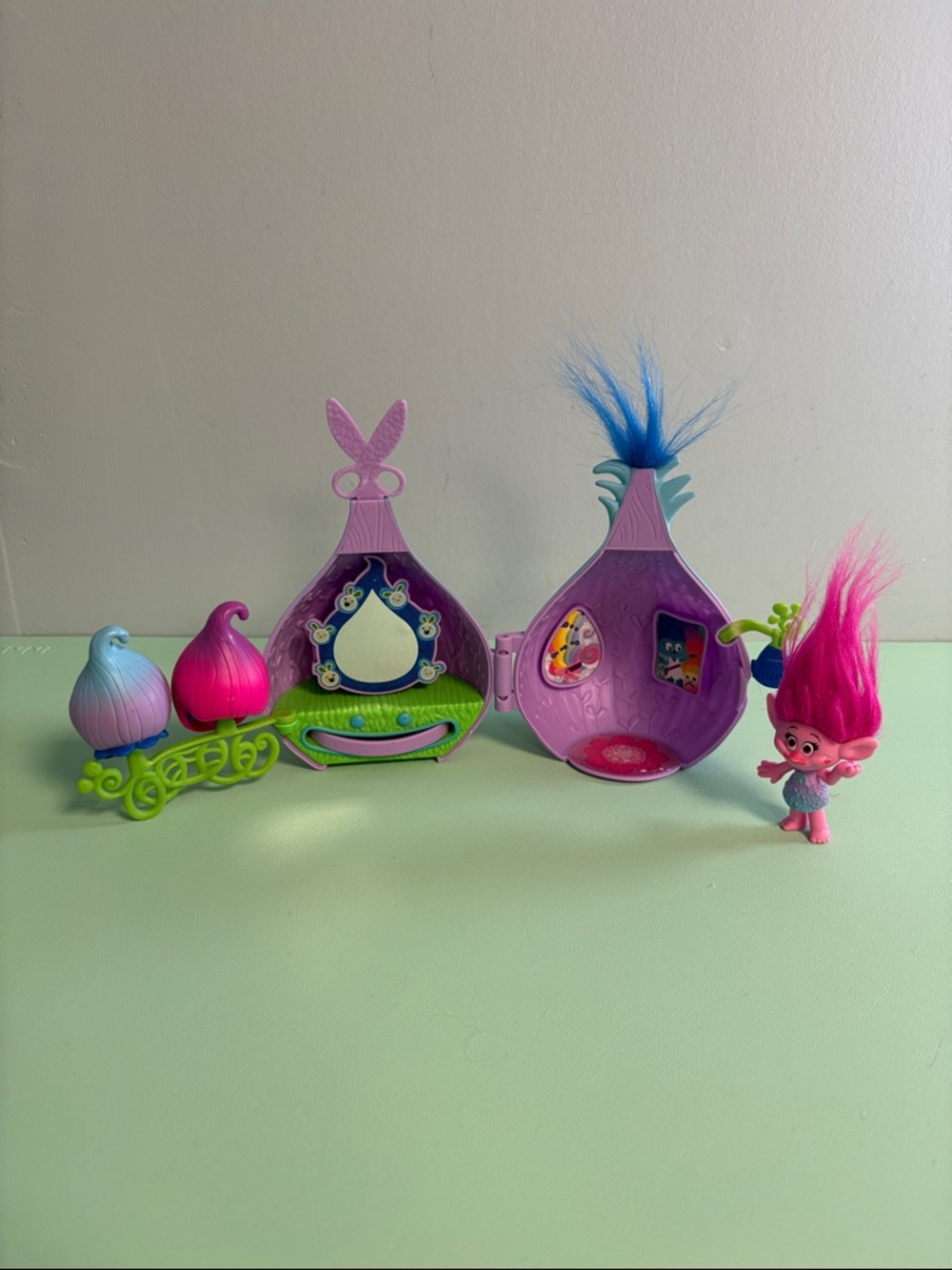 DreamWorks Trolls Poppy's Stylin' Pod Playset, Kids Troll Doll House, Troll Toy
